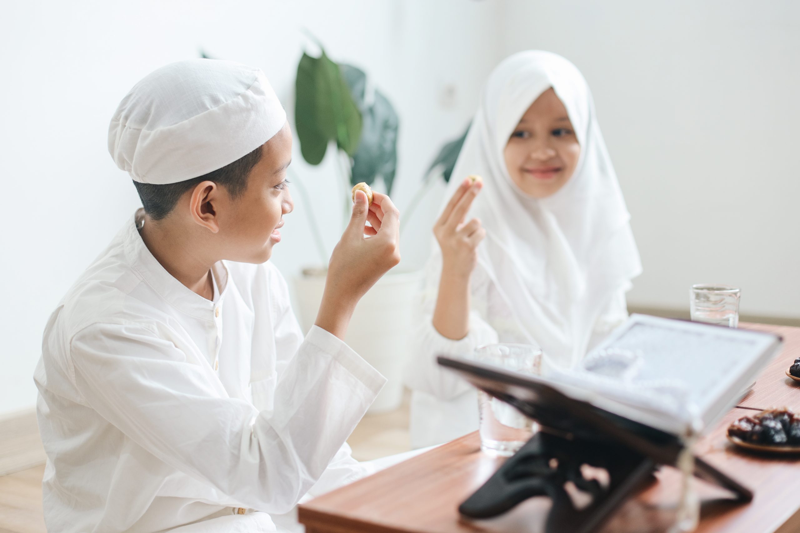 muslim-kids-eating-together-on-iftar-time-2025-03-14-23-19-13-utc